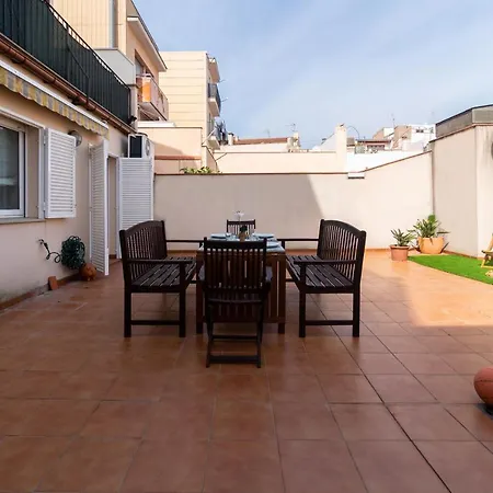 Con Gran Patio Y Excelente Ubicación! Apartamento